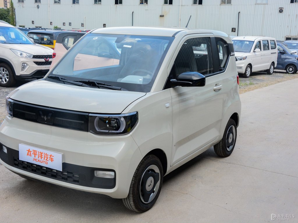 生椰白宏光MINIEV車(chē)身外觀圖片