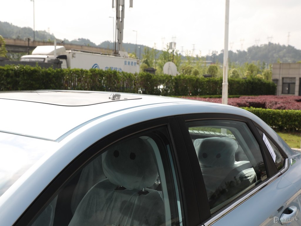 月影藍(lán)新帝豪車(chē)身外觀(guān)圖片