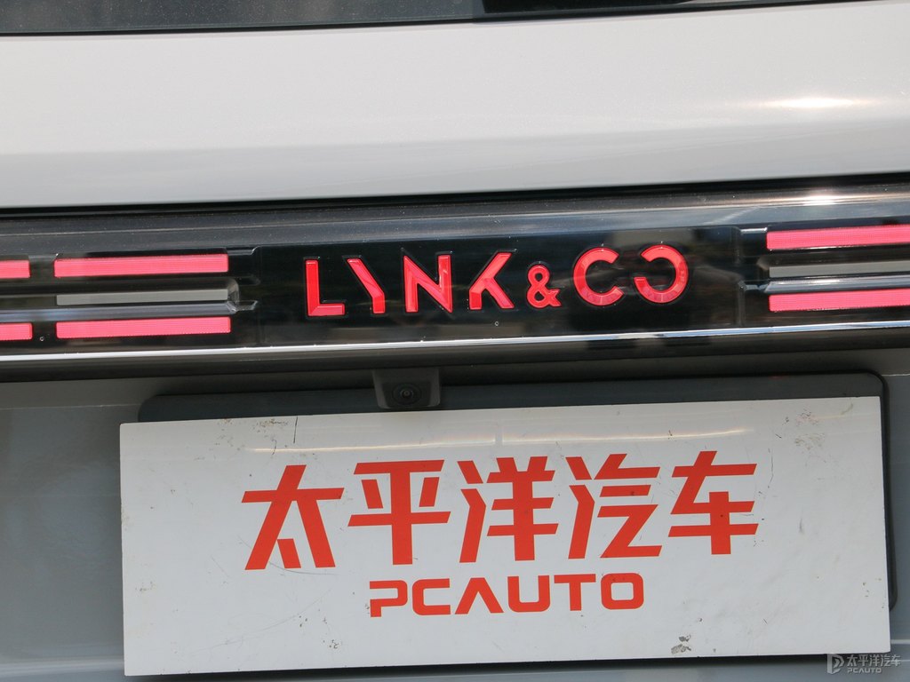 極晝白領克01車尾外觀圖片