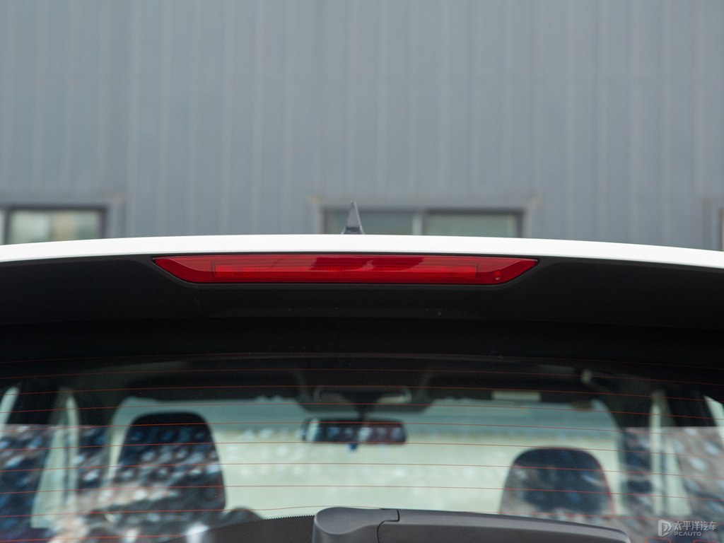 閃光冰晶白長(zhǎng)安CS35PLUS車尾外觀圖片