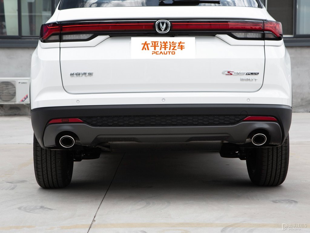 閃光冰晶白長安CS35PLUS車尾外觀圖片