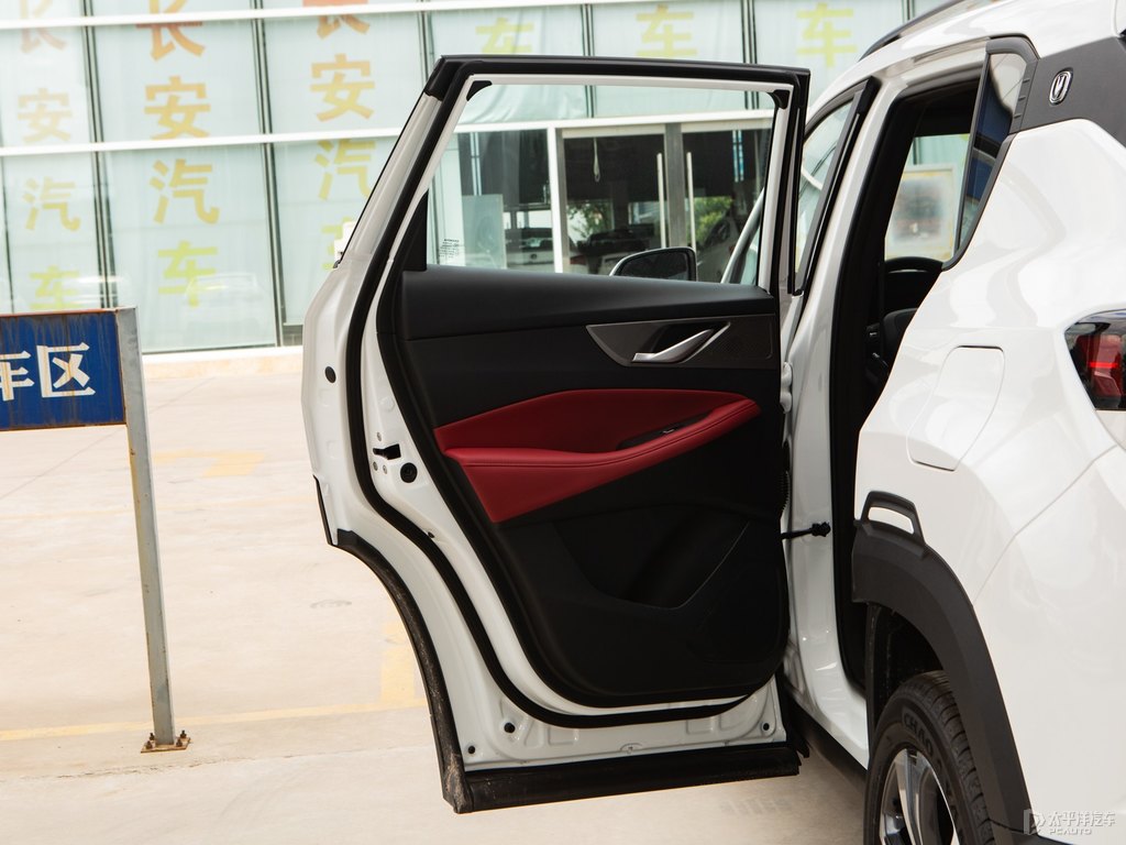 閃光冰晶白長(zhǎng)安CS35PLUS車廂內(nèi)飾圖片