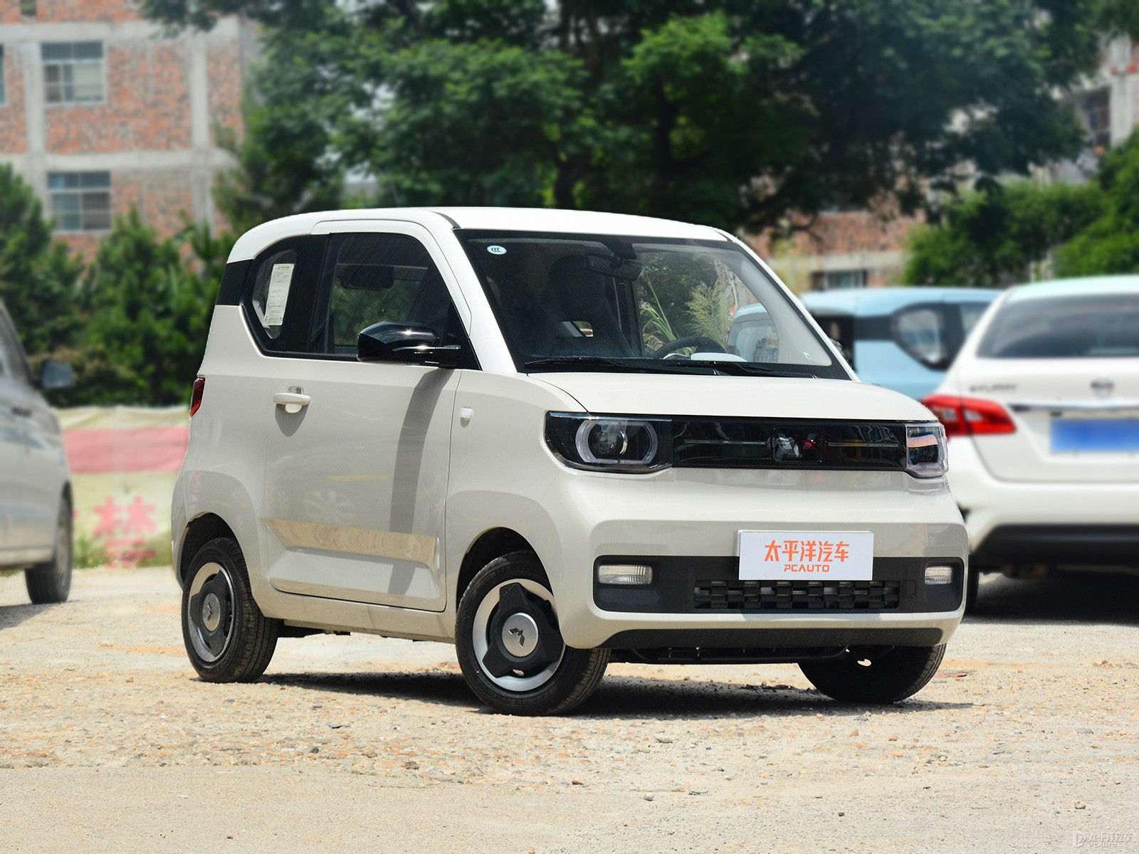 白色+生椰白宏光MINIEV整車外觀外觀圖片