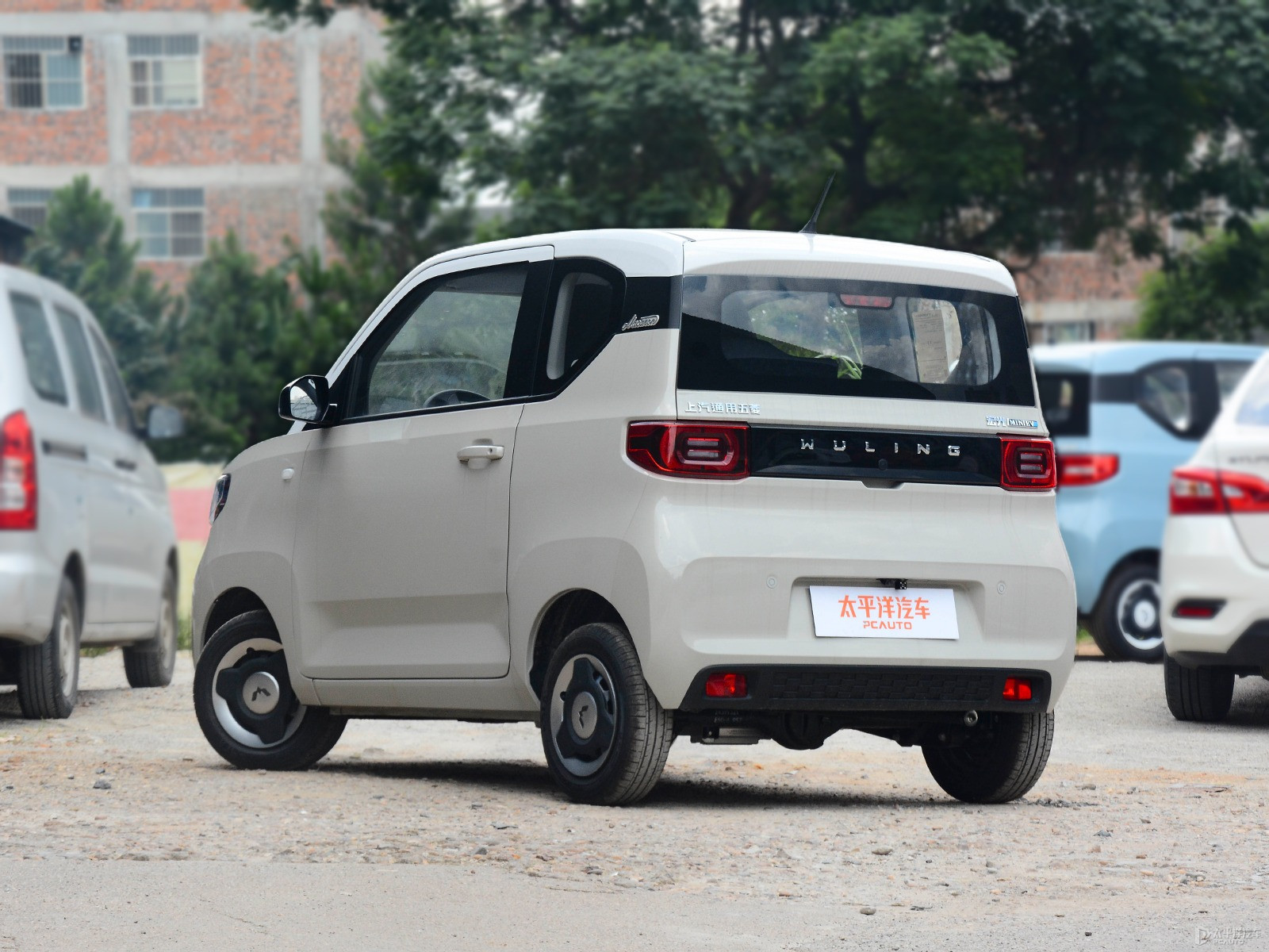 白色+生椰白宏光MINIEV整車外觀外觀圖片