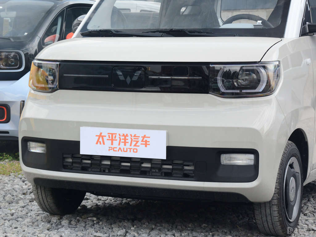 白色+生椰白宏光MINIEV車頭外觀圖片