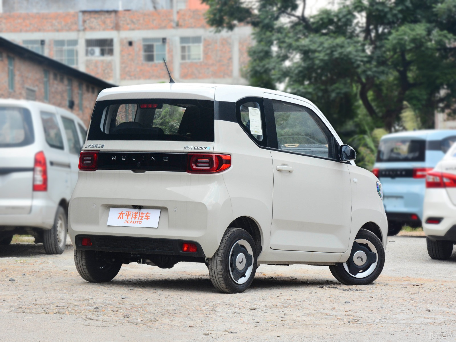 白色+生椰白宏光MINIEV整車外觀外觀圖片