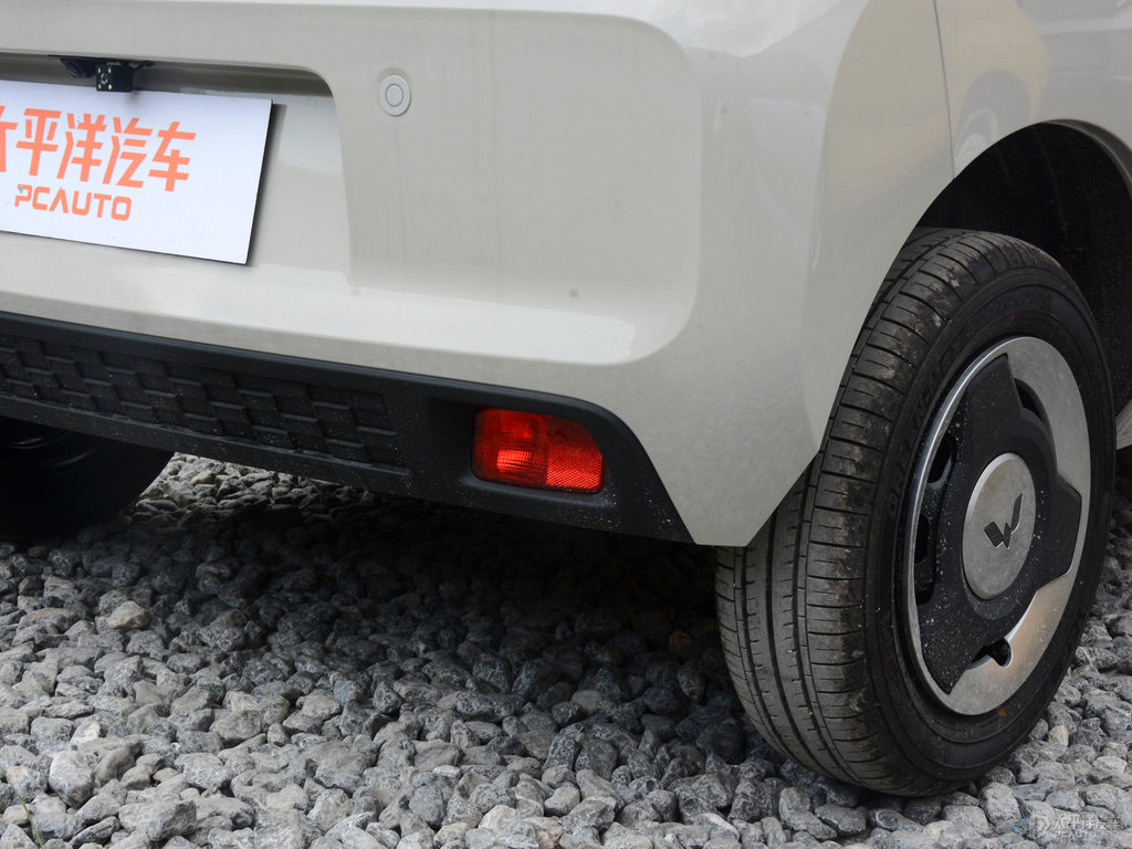 白色+生椰白宏光MINIEV車(chē)尾外觀圖片