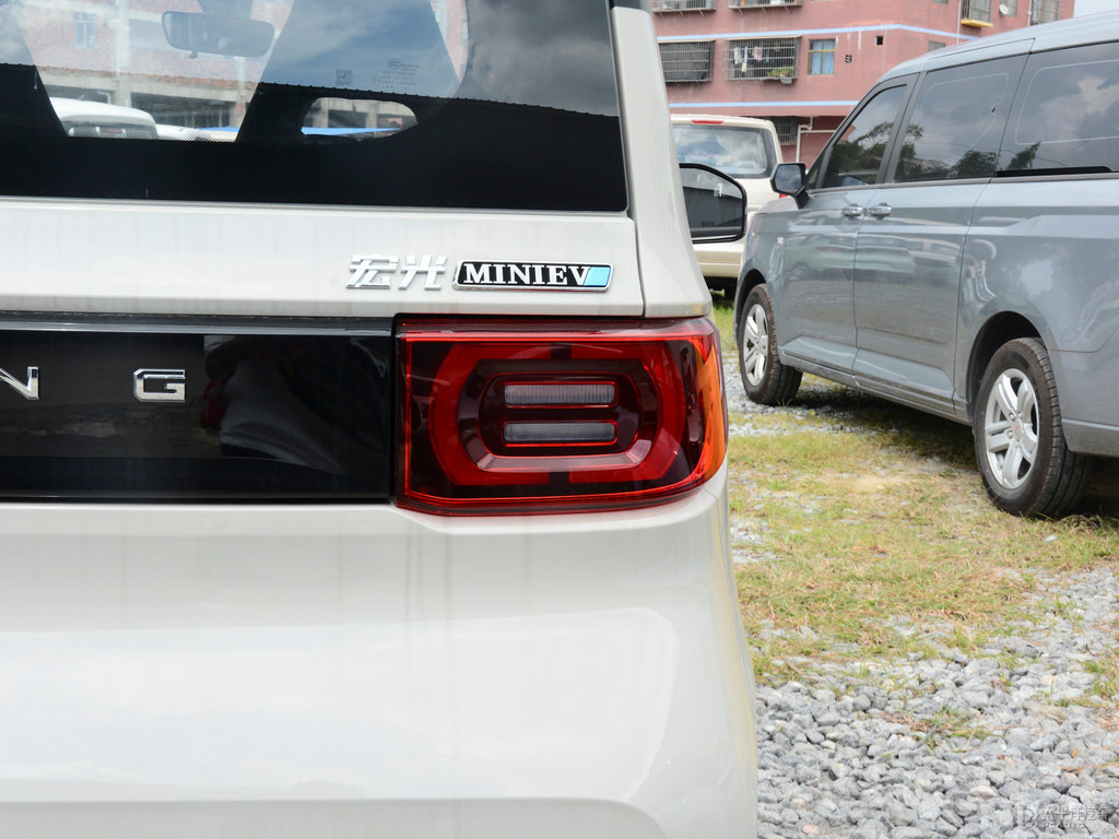 白色+生椰白宏光MINIEV車尾外觀圖片