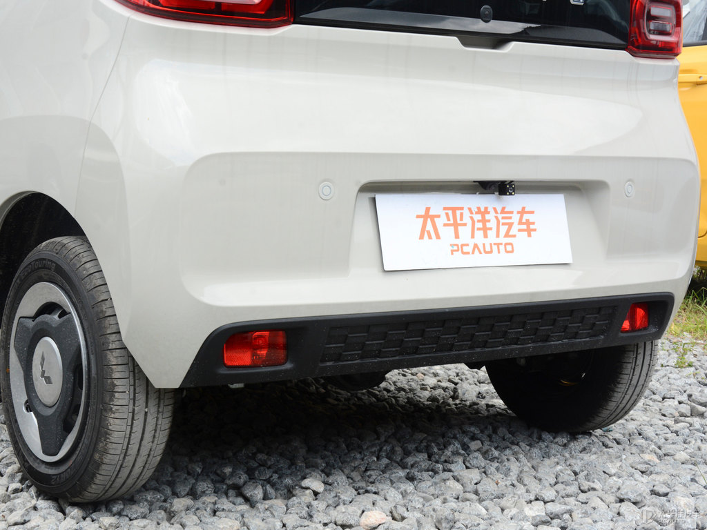 白色+生椰白宏光MINIEV車尾外觀圖片