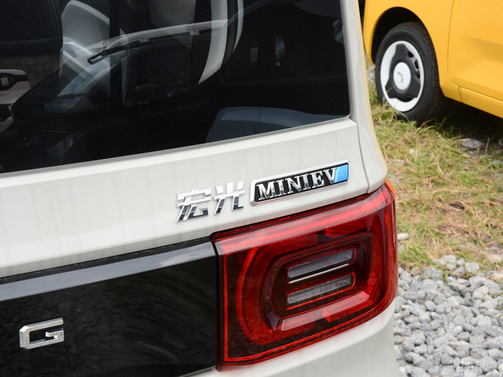 白色+生椰白宏光MINIEV車尾外觀圖片