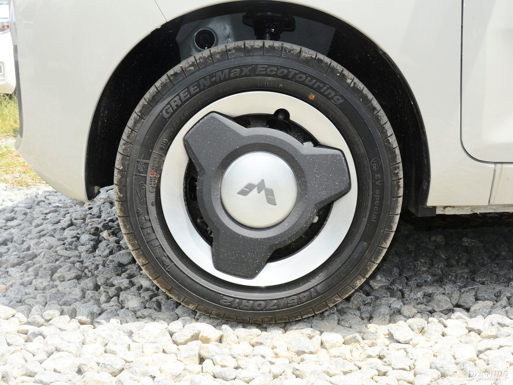 白色+生椰白宏光MINIEV車身外觀圖片