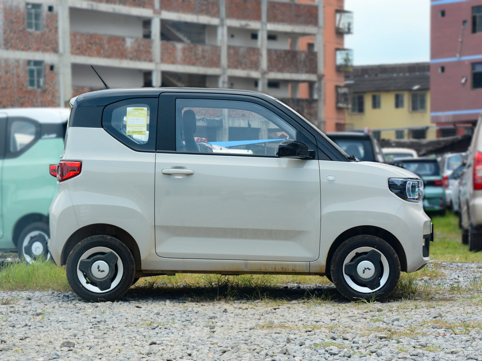 黑色+生椰白宏光MINIEV整車外觀外觀圖片