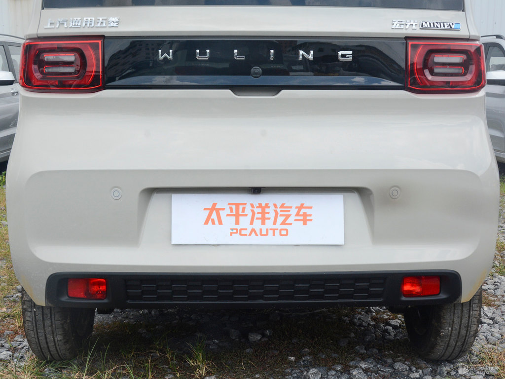 黑色+生椰白宏光MINIEV車尾外觀圖片