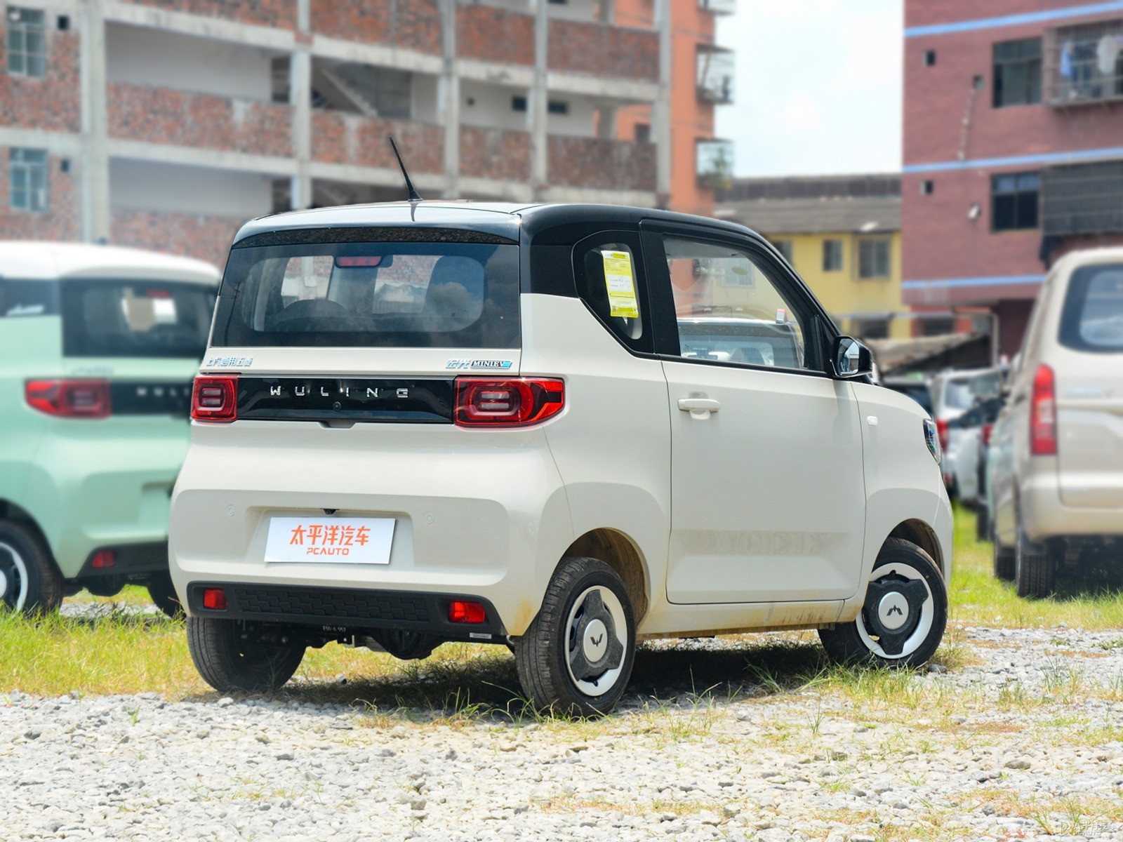 黑色+生椰白宏光MINIEV整車外觀外觀圖片
