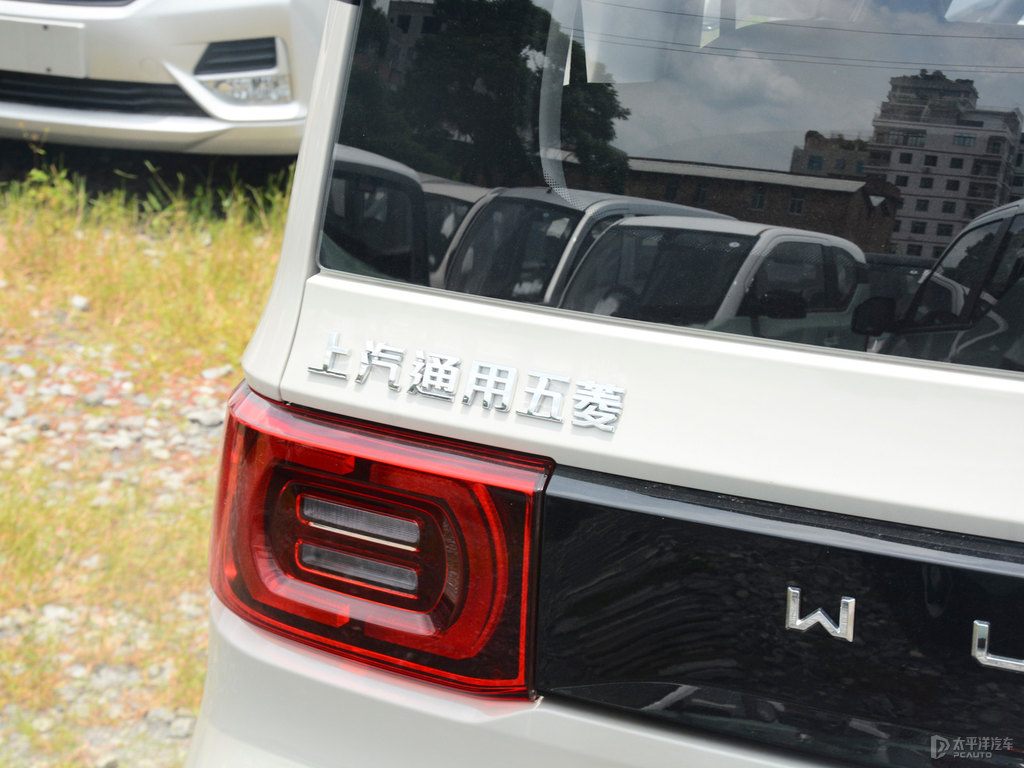 黑色+生椰白宏光MINIEV車尾外觀圖片