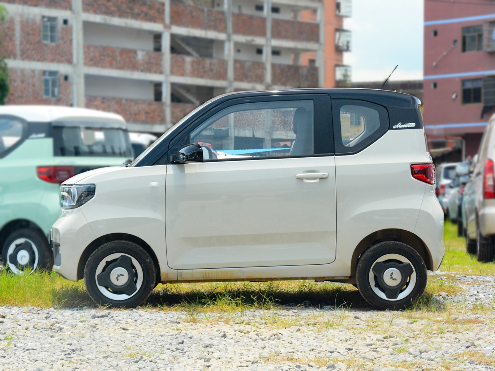 黑色+生椰白宏光MINIEV整車外觀外觀圖片