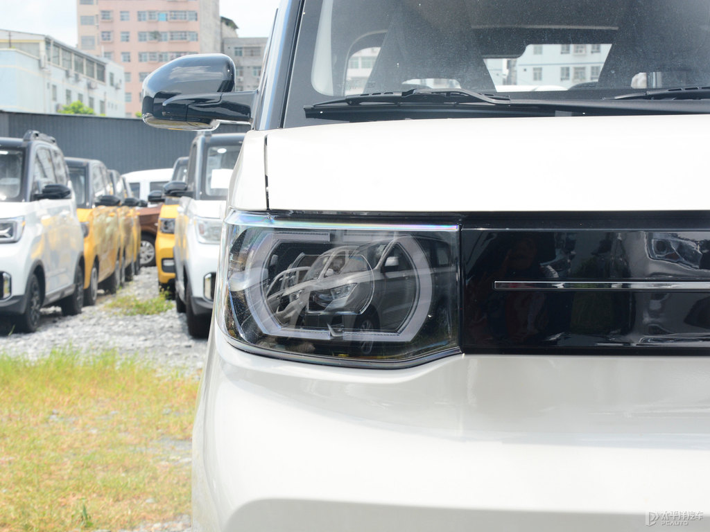 黑色+生椰白宏光MINIEV車(chē)頭外觀圖片