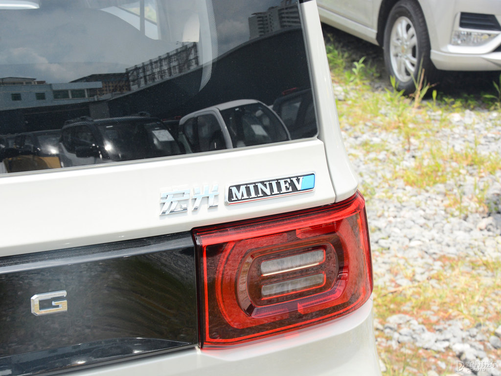 黑色+生椰白宏光MINIEV車尾外觀圖片
