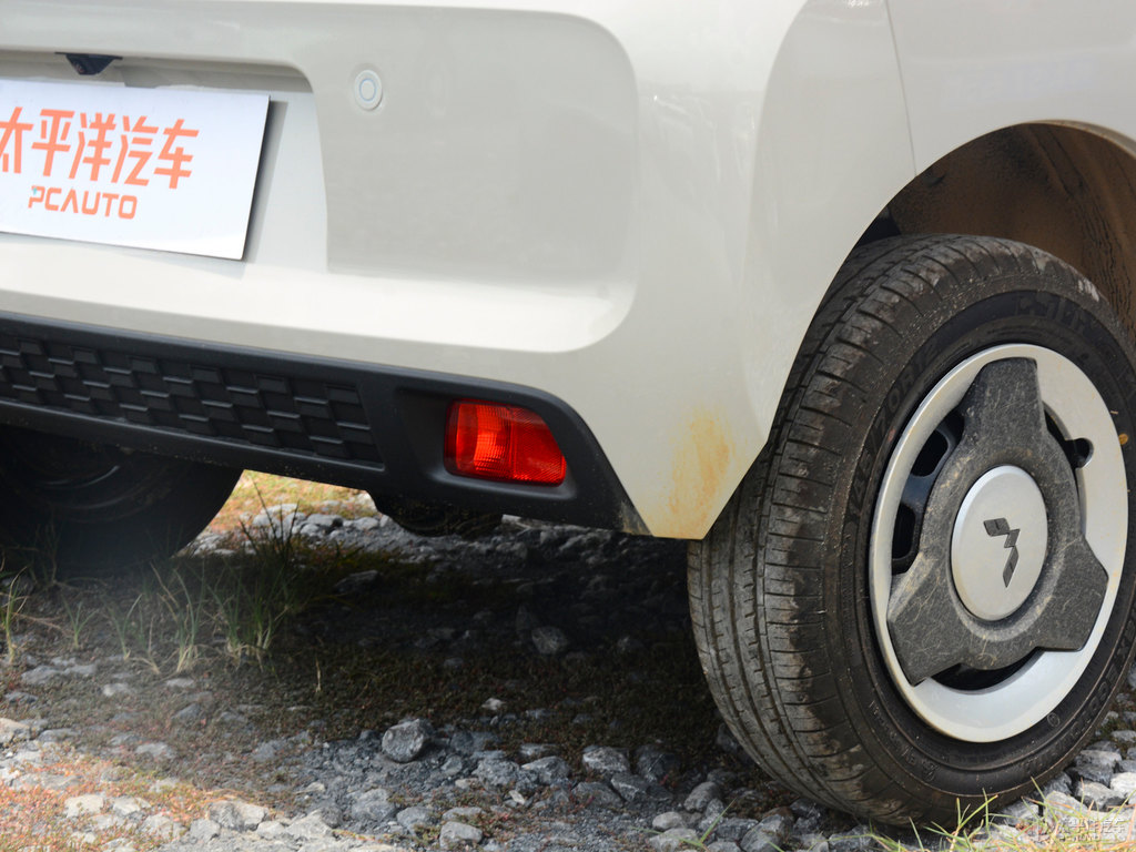 黑色+生椰白宏光MINIEV車尾外觀圖片