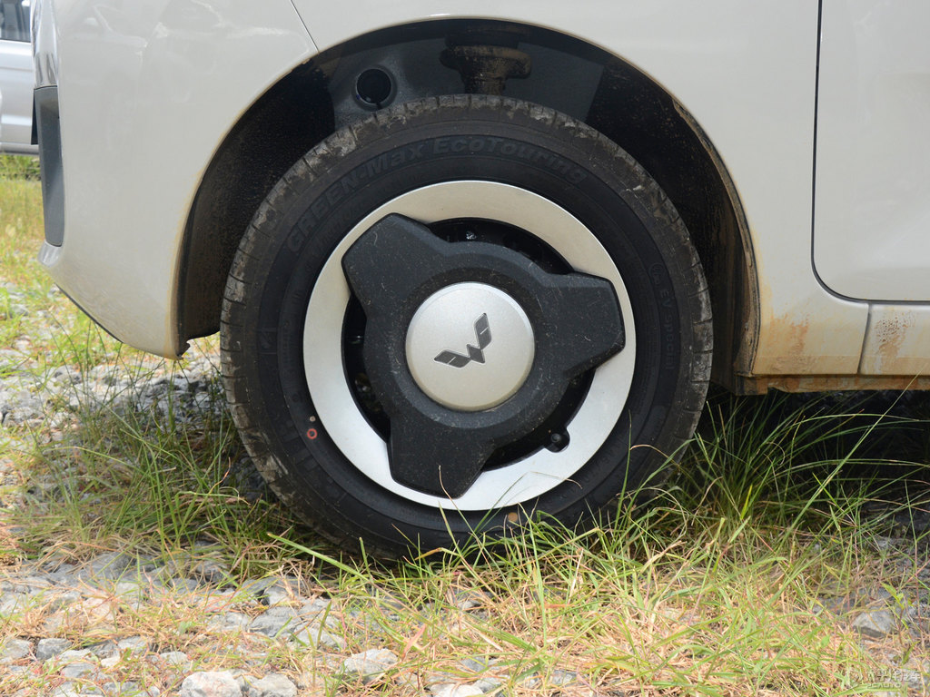 黑色+生椰白宏光MINIEV車身外觀圖片