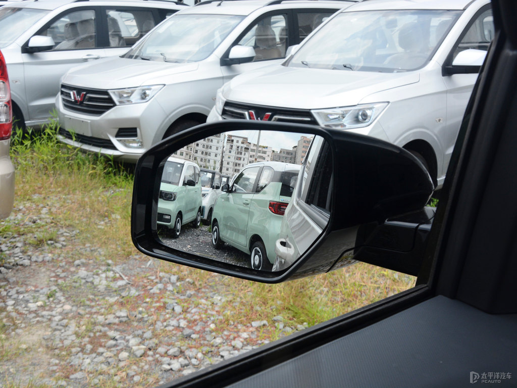 黑色+生椰白宏光MINIEV車身外觀圖片