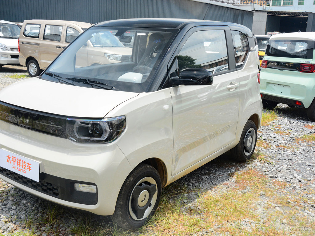 黑色+生椰白宏光MINIEV車身外觀圖片
