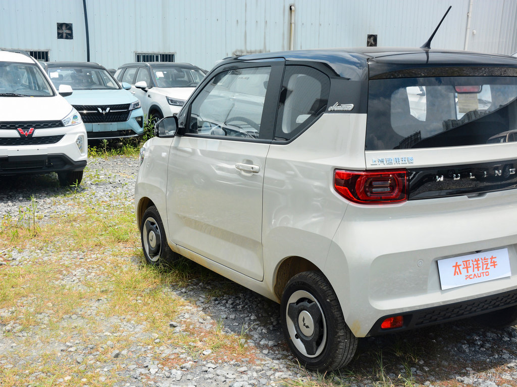 黑色+生椰白宏光MINIEV車身外觀圖片