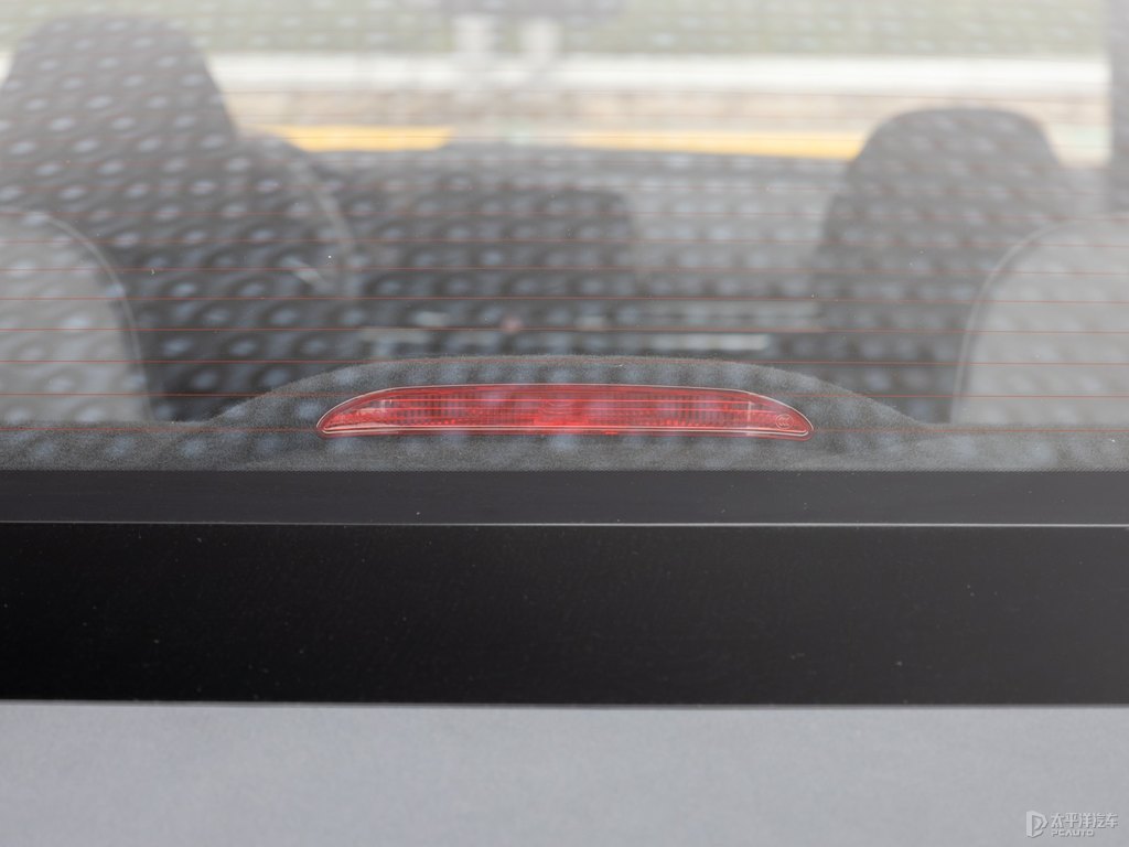 鈦金灰伊蘭特車尾外觀圖片