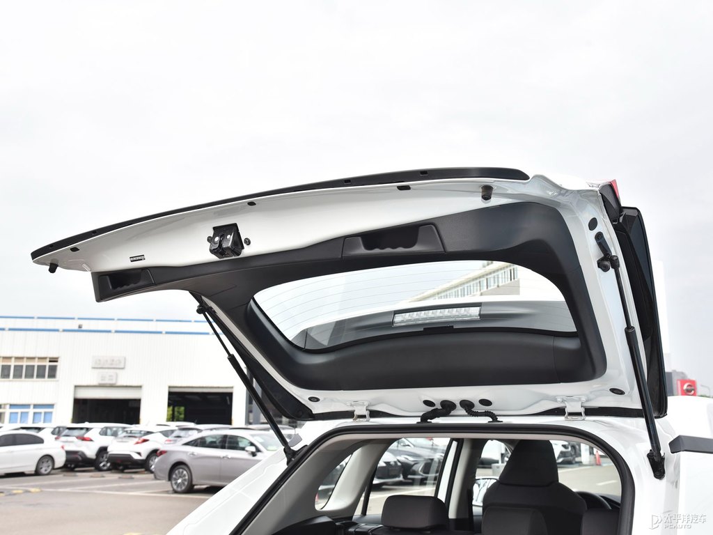 鉑金白RAV4榮放后備廂空間圖片