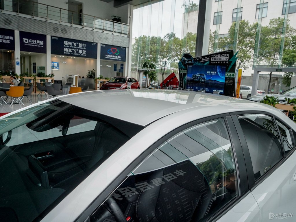 珍珠白卡羅拉車身外觀圖片