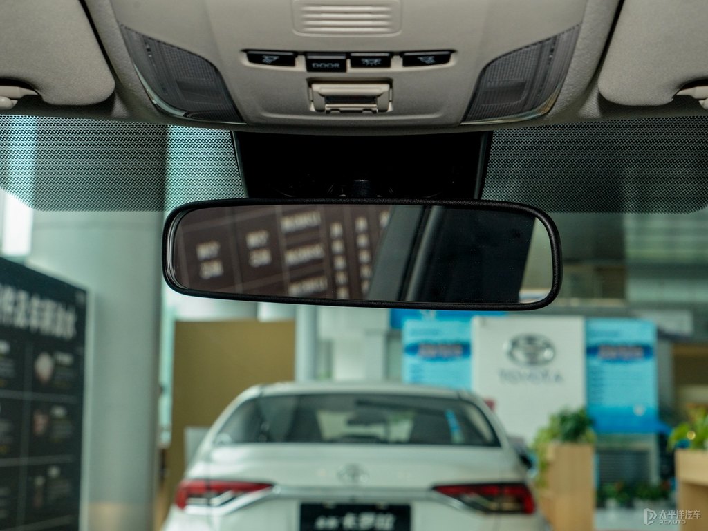 珍珠白卡羅拉車廂內(nèi)飾圖片
