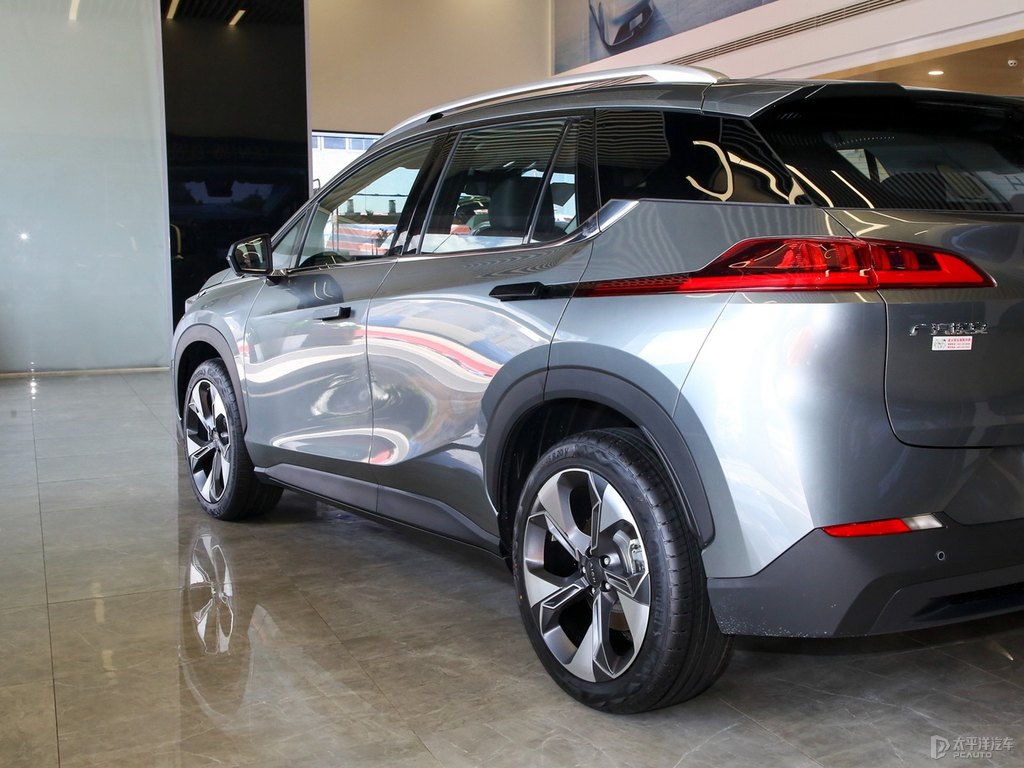 極速銀AION V車身外觀圖片