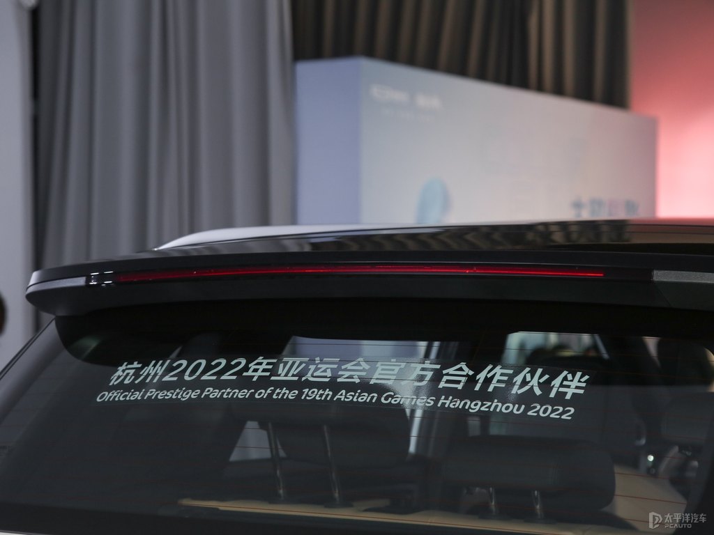 純享白吉利ICON車尾外觀圖片