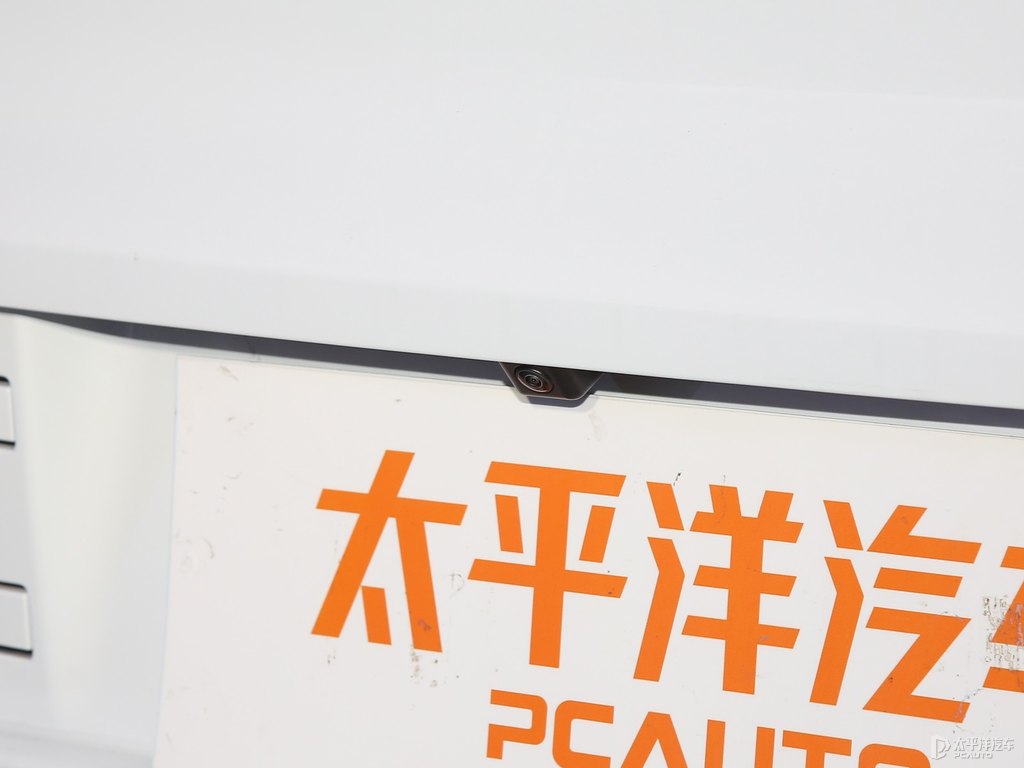 純享白吉利ICON車尾外觀圖片