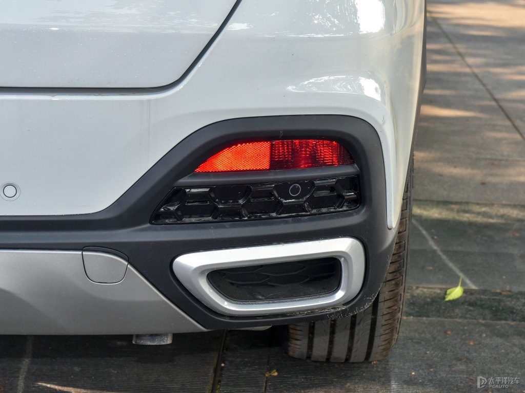 珍珠白瑞虎8車尾外觀圖片