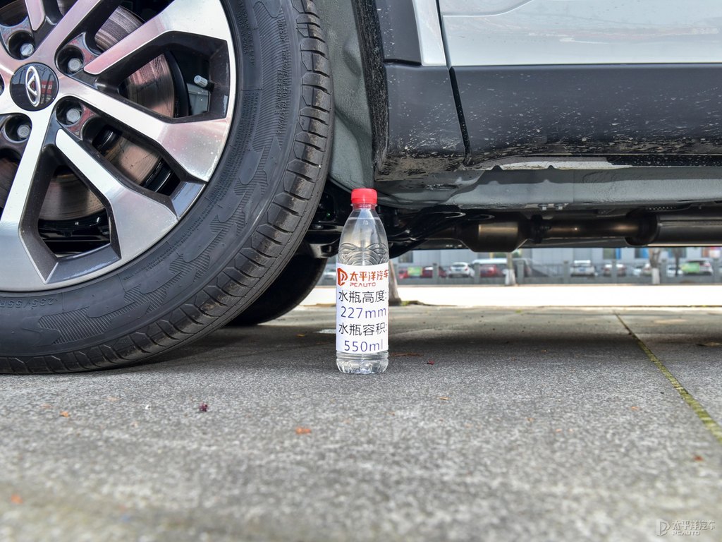 珍珠白瑞虎8車身外觀圖片