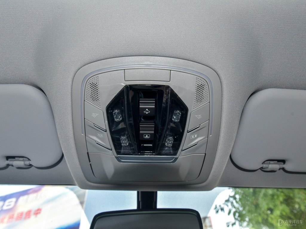 珍珠白瑞虎8車廂內飾圖片
