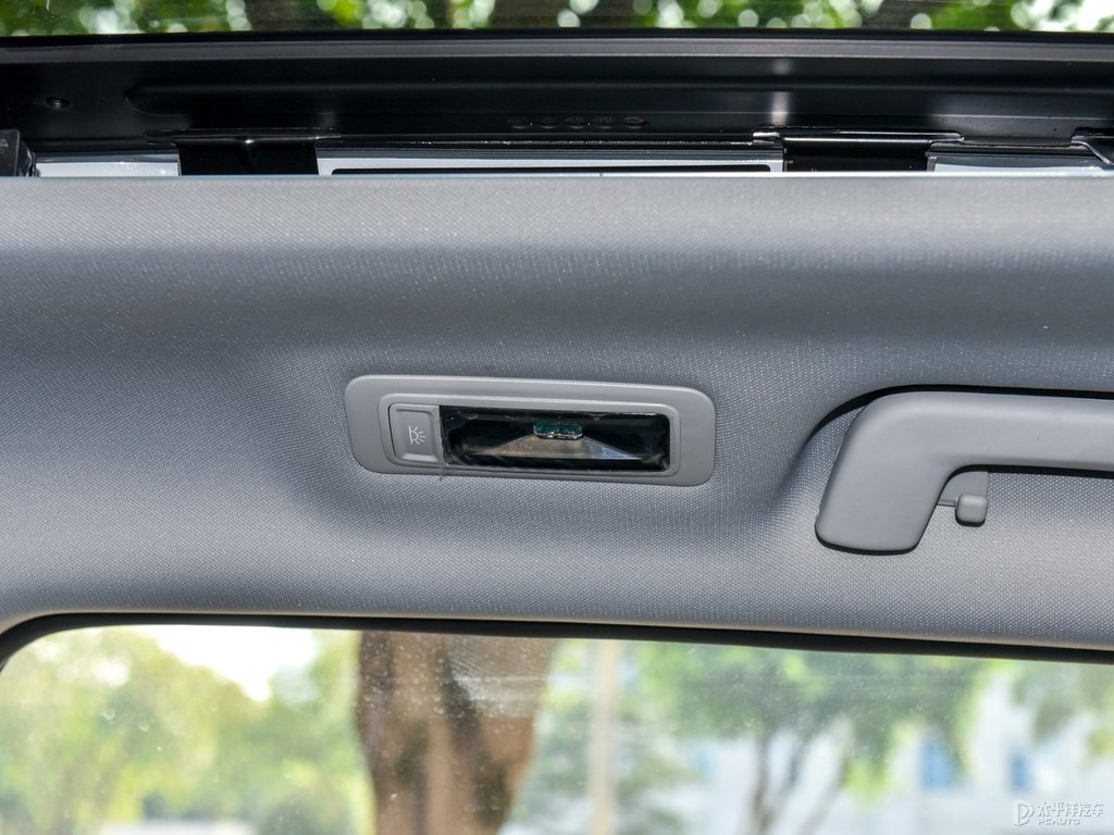 珍珠白瑞虎8車廂內飾圖片