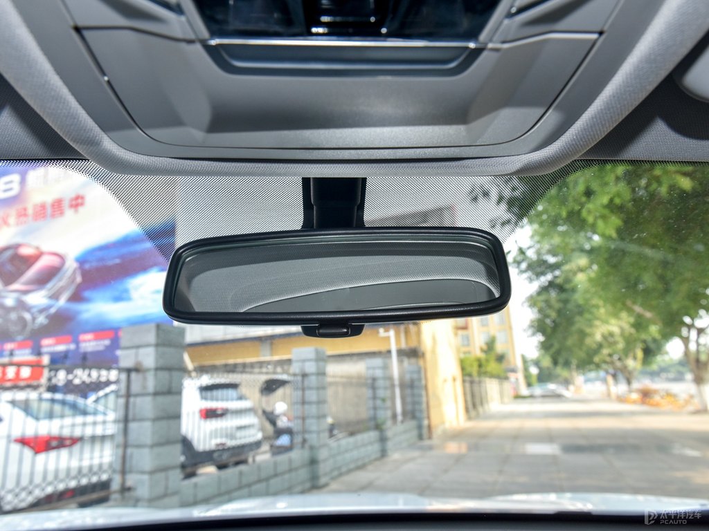 珍珠白瑞虎8車廂內飾圖片