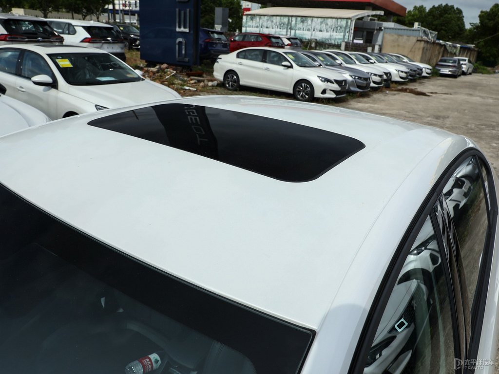 珠光白標(biāo)致408車身外觀圖片