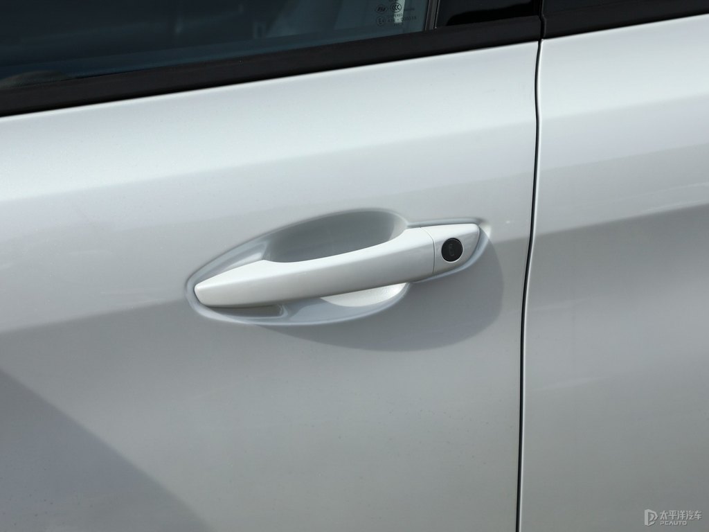 珠光白標(biāo)致408車身外觀圖片