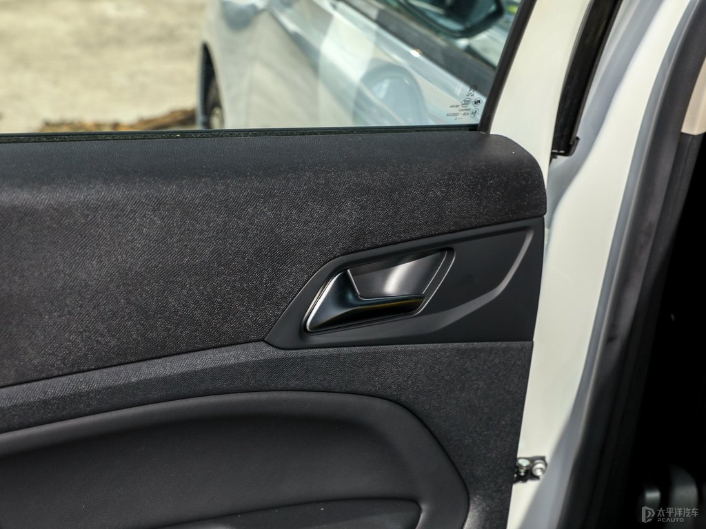 珠光白標致408車廂內飾圖片