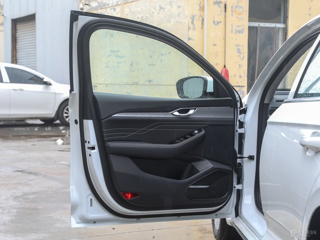 冰晶白星瑞車(chē)廂內(nèi)飾圖片