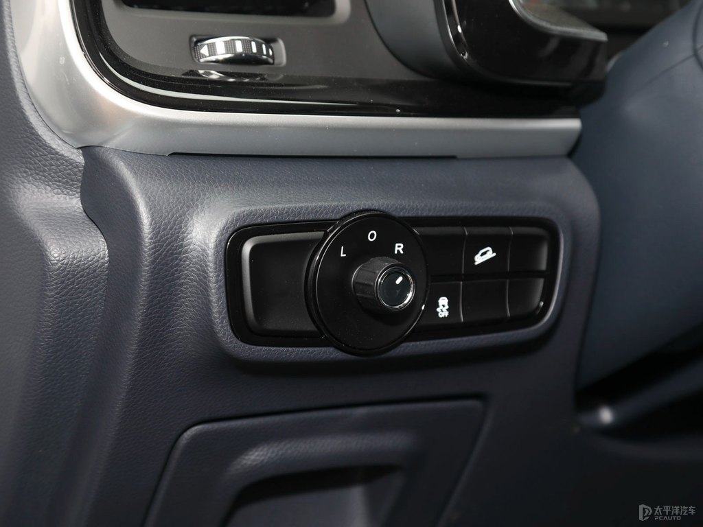 珍珠白傳祺M8車廂內(nèi)飾圖片