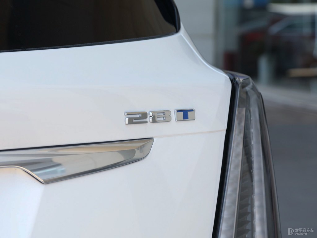 鉆白凱迪拉克XT5車尾外觀圖片
