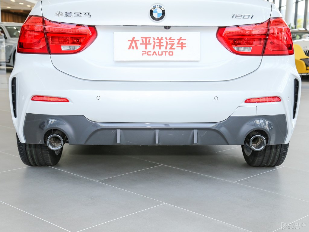 礦石白寶馬1系車尾外觀圖片