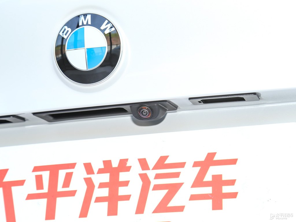 礦石白寶馬1系車尾外觀圖片