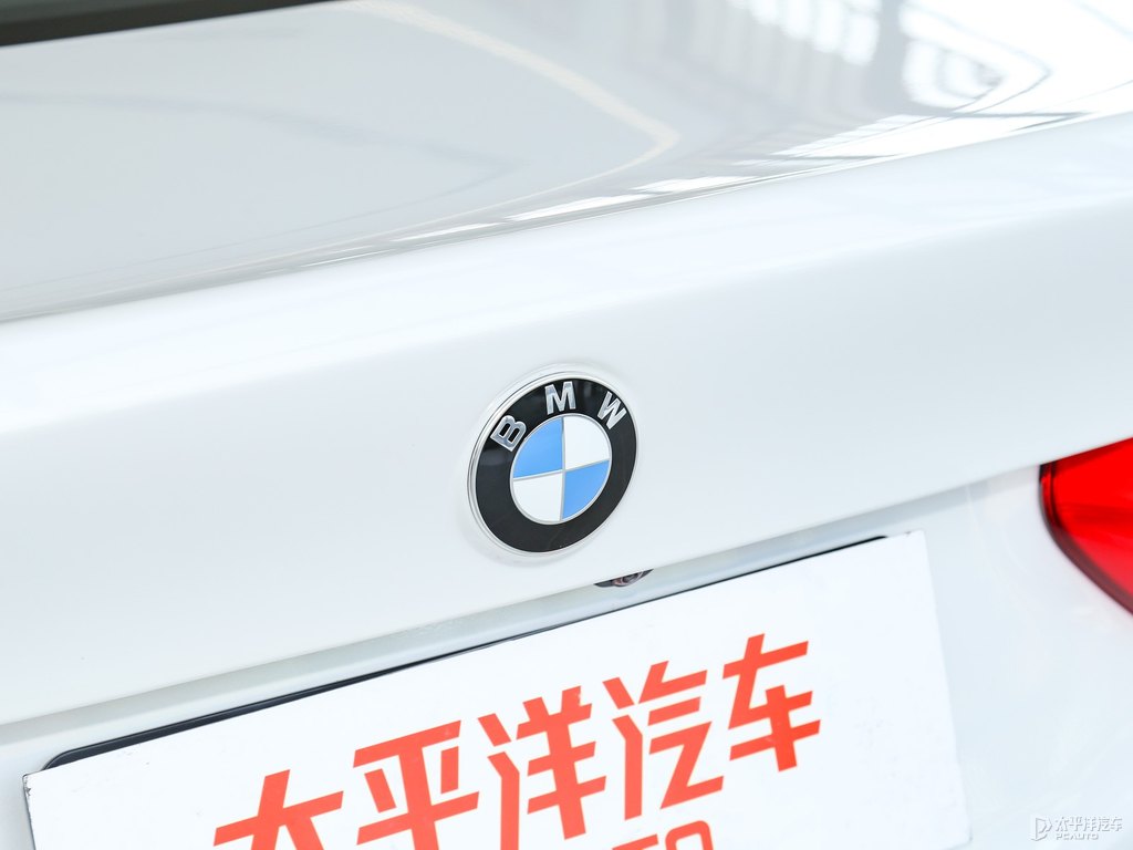 礦石白寶馬1系車尾外觀圖片