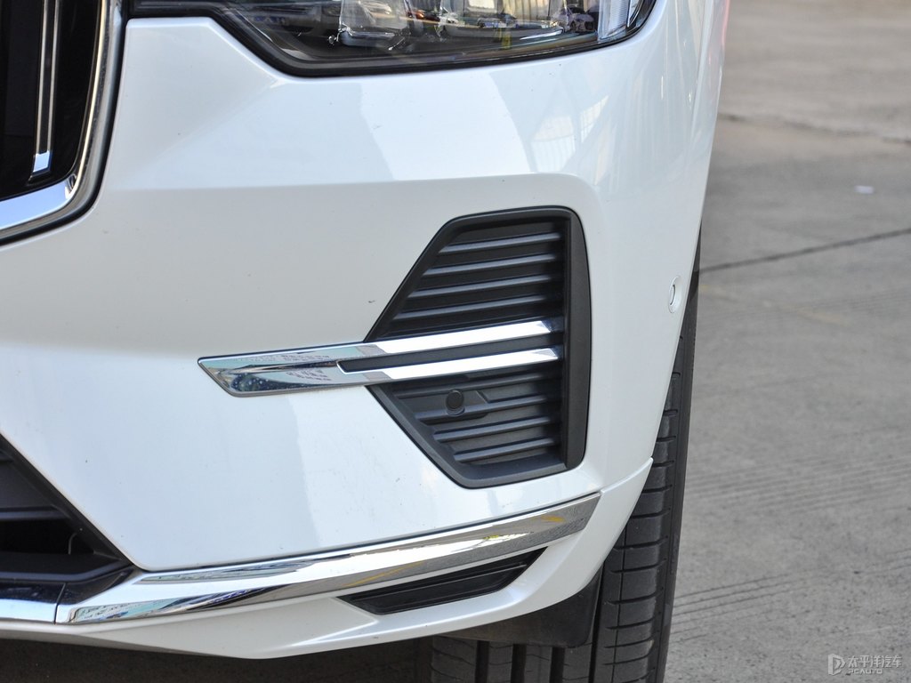 水晶白沃爾沃XC60新能源車頭外觀圖片