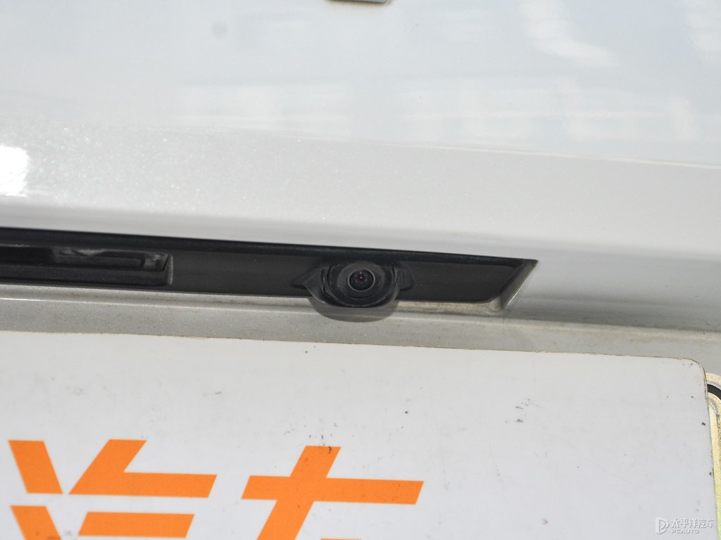 水晶白沃爾沃XC60新能源車尾外觀圖片